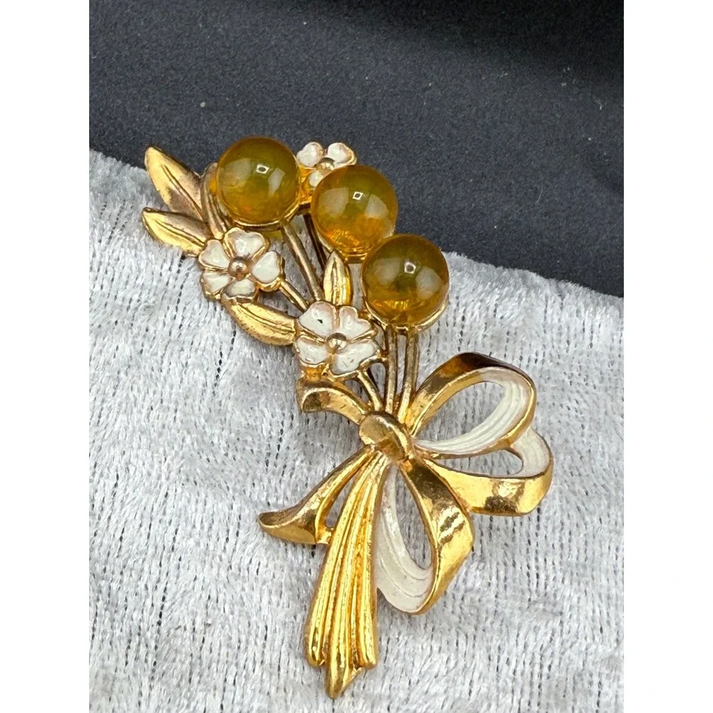 Vintage Pot Metal Brooch Lucite Beaded‎ White Enamel Bow Gold Tone Flowers